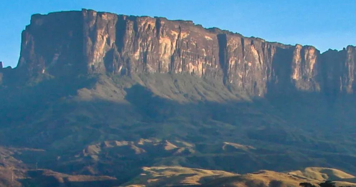 Monte Roraima: como fazer a trilha até o topo do Brasil e viver uma aventura mística