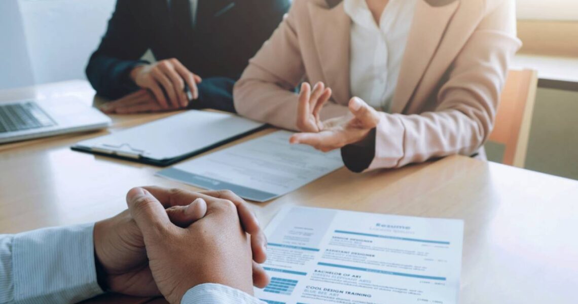 Como fazer um currículo simples e eficiente para conseguir emprego