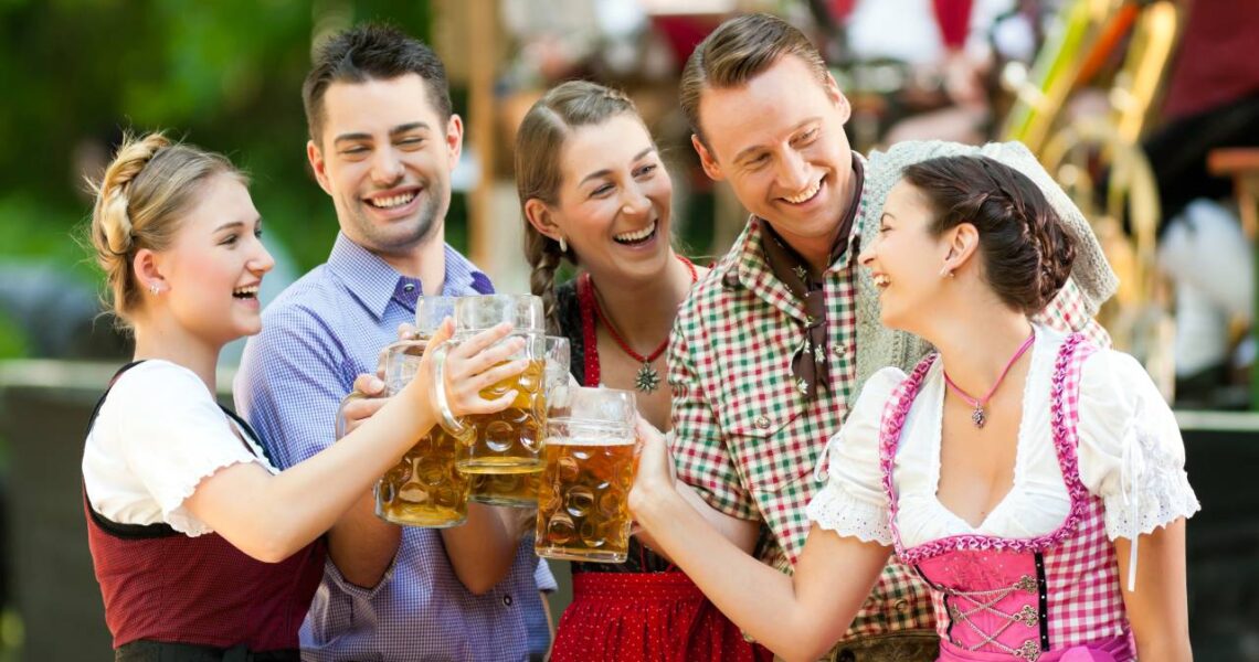 Oktoberfest Blumenau: história, curiosidades e dicas para aproveitar a maior festa alemã das Américas